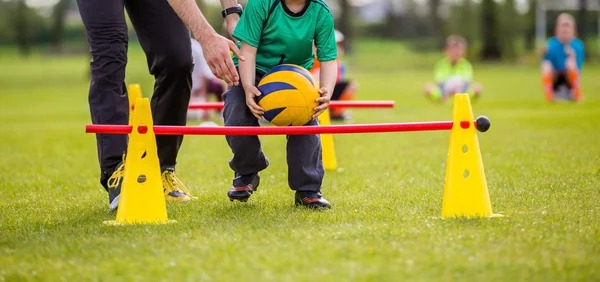 索内斯：萨拉赫不配进首发，他认为不必努力去争夺一席之地